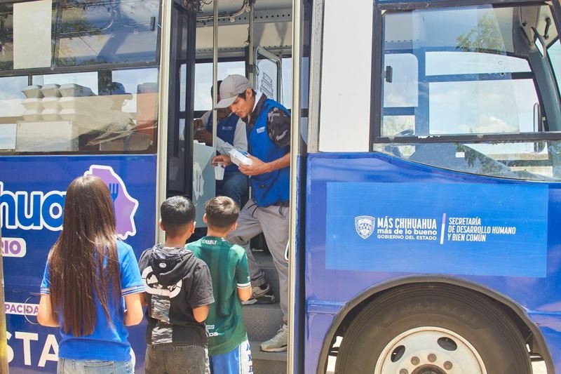 Llevan platillos de NutriChihuahua a familias de la colonia México 91