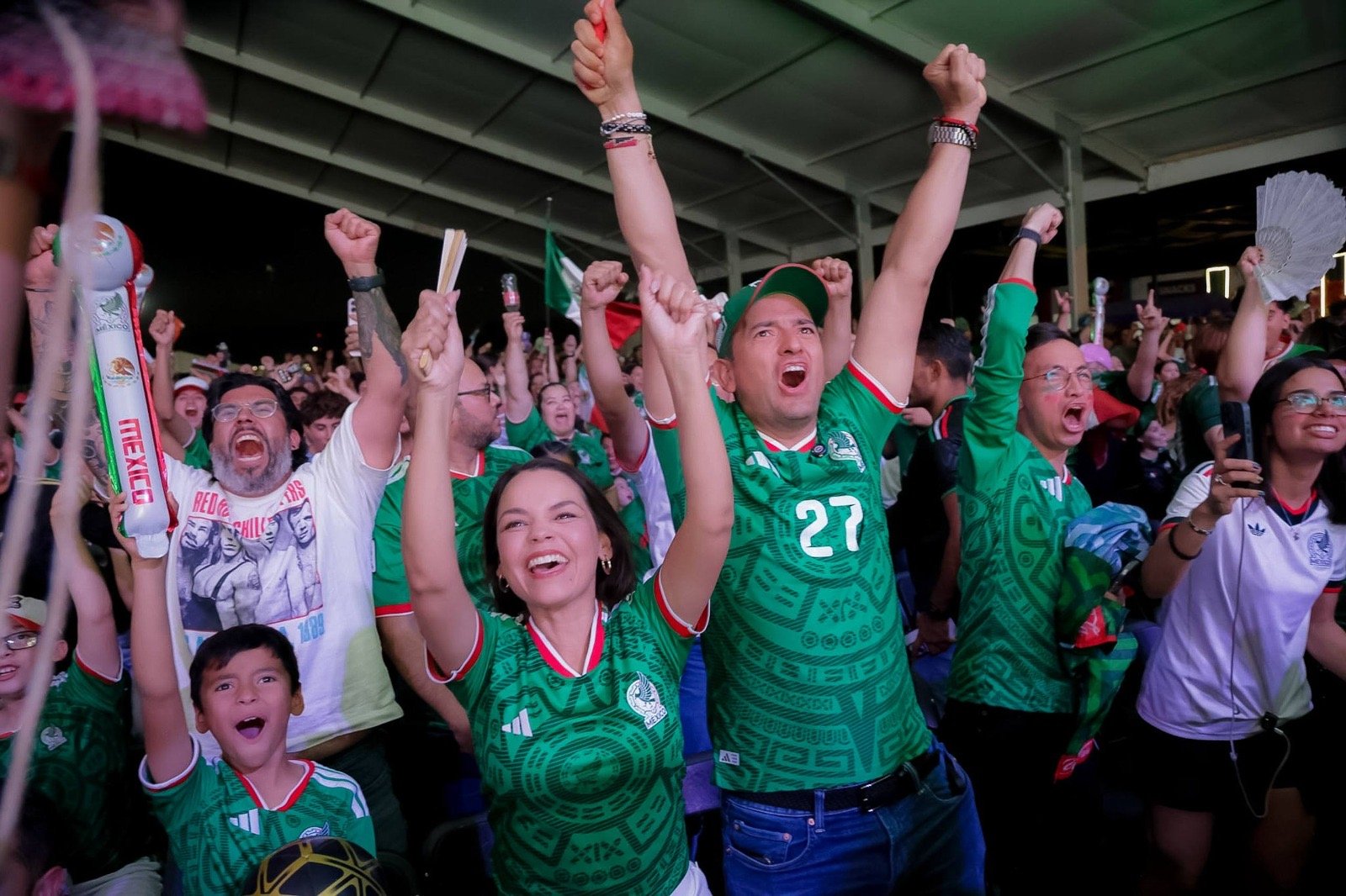 Celebra alcalde Marco Bonilla triunfo de la Selección Mexicana al lado de las familias chihuahuenses