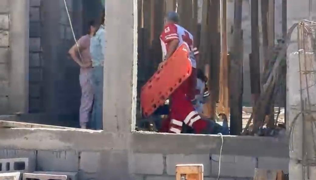 Adulto mayor supervisaba construcción y cayó de altura de 6 metros