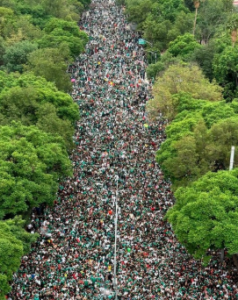 Zócalo lleno; fiebre mundialista se desborda y autoridades mandan a aficionados a otras plazas