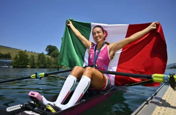Kenia Lechuga se cuelga la medalla de oro en la Copa del Mundo de Remo de Lucerna