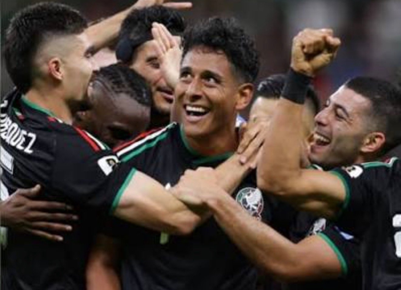 México vence 1-0 a Corea del Sur y se adueña del liderato del Grupo A