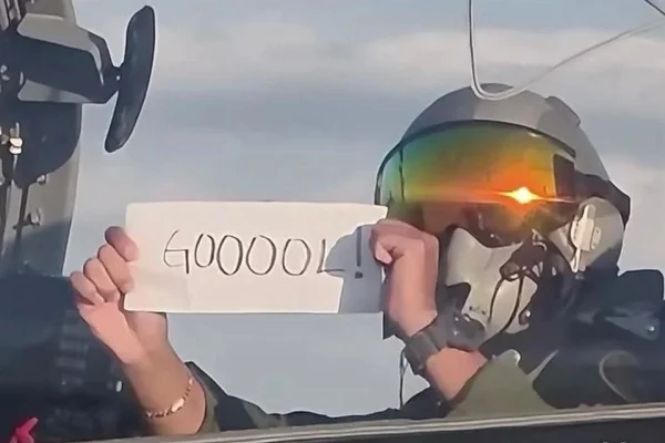 Mandan pilotos grito de gol desde aeronaves militares