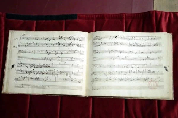 Hallan en París cuaderno inédito de Mozart