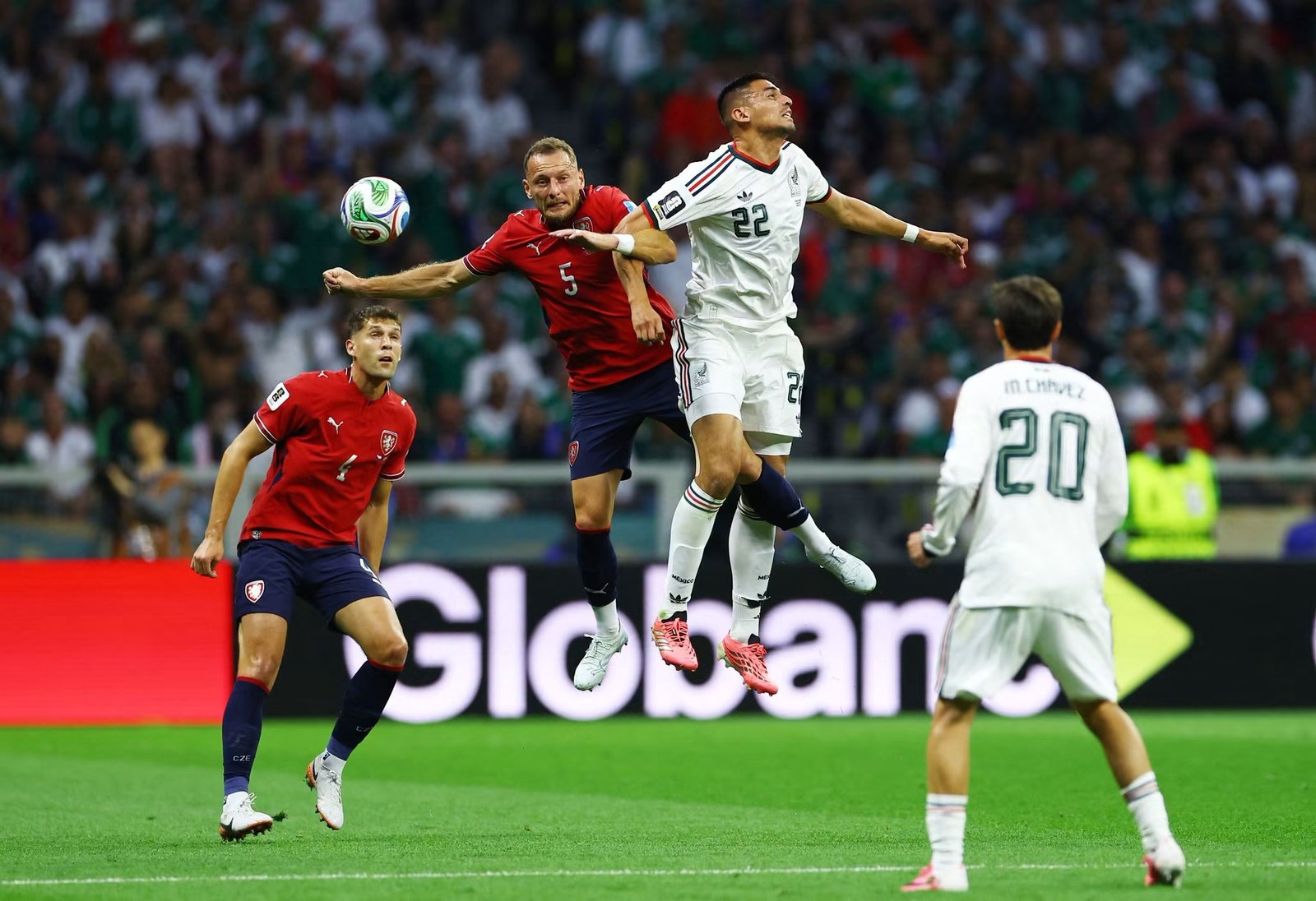 Hacer otra nota periodística con: Tricolor domina, pero no concreta; empate 0-0 al medio tiempo