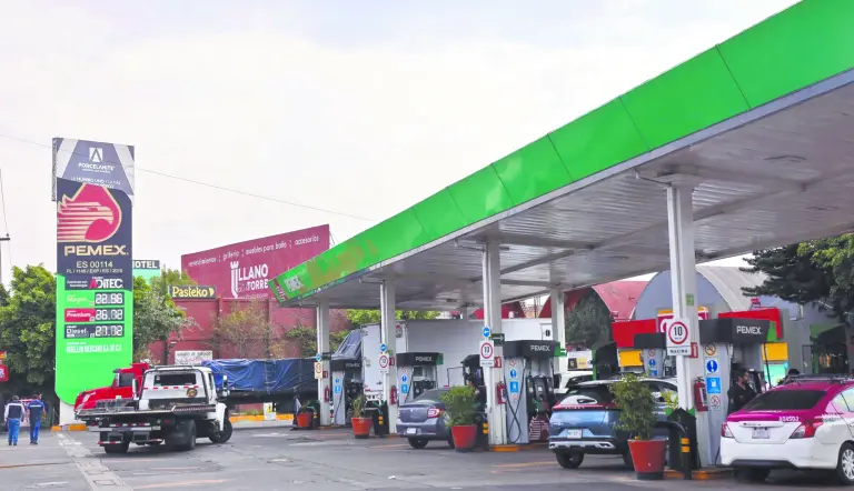 Ante desplome del petróleo, reducen estímulos a gasolina Magna y diésel en México