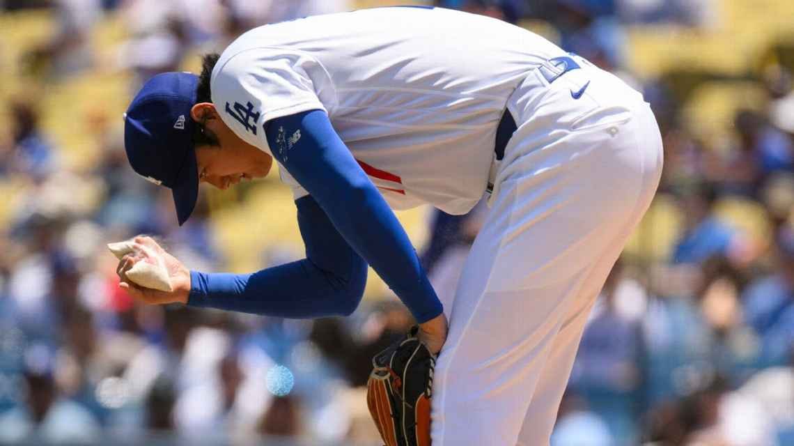 Ohtani lanzó con ampolla y dolor de rodilla; sube su ERA