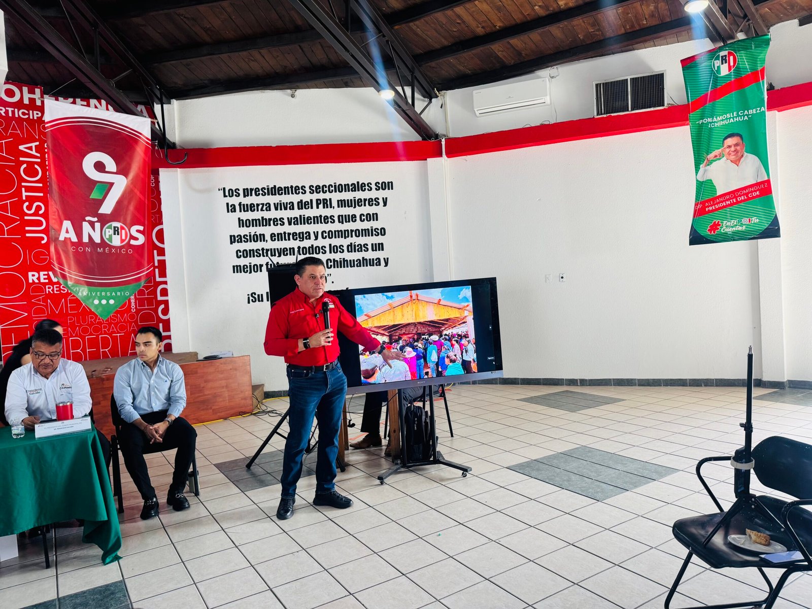 PRI denuncia a alcaldesa de Guadalupe y Calvo ante el IEE por promoción personalizada y uso indebido de recursos públicos; entrega despensas con su imagen