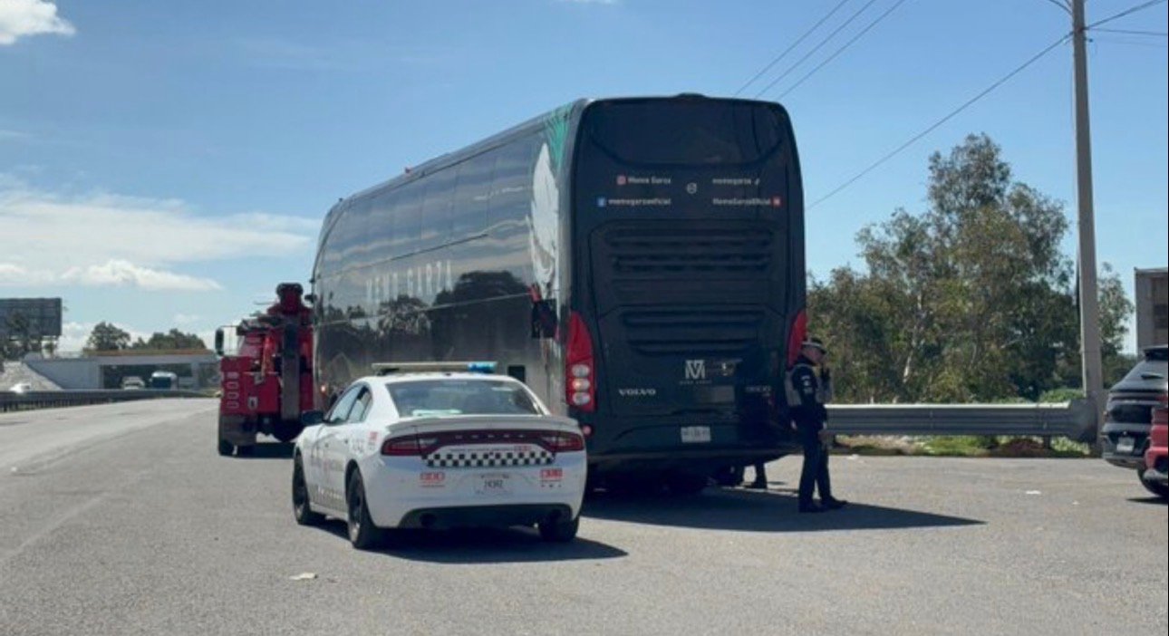 Intentan asaltar y disparan en Puebla contra autobús de Memo Garza, exintegrante de “La Adictiva”; hay dos lesionados