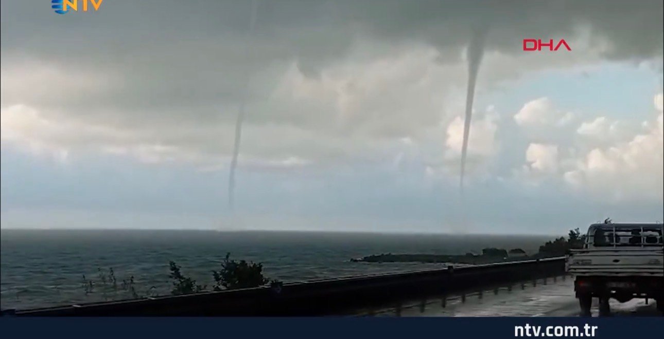 Captan en video cómo dos tornados se forman al mismo tiempo en el mar Negro