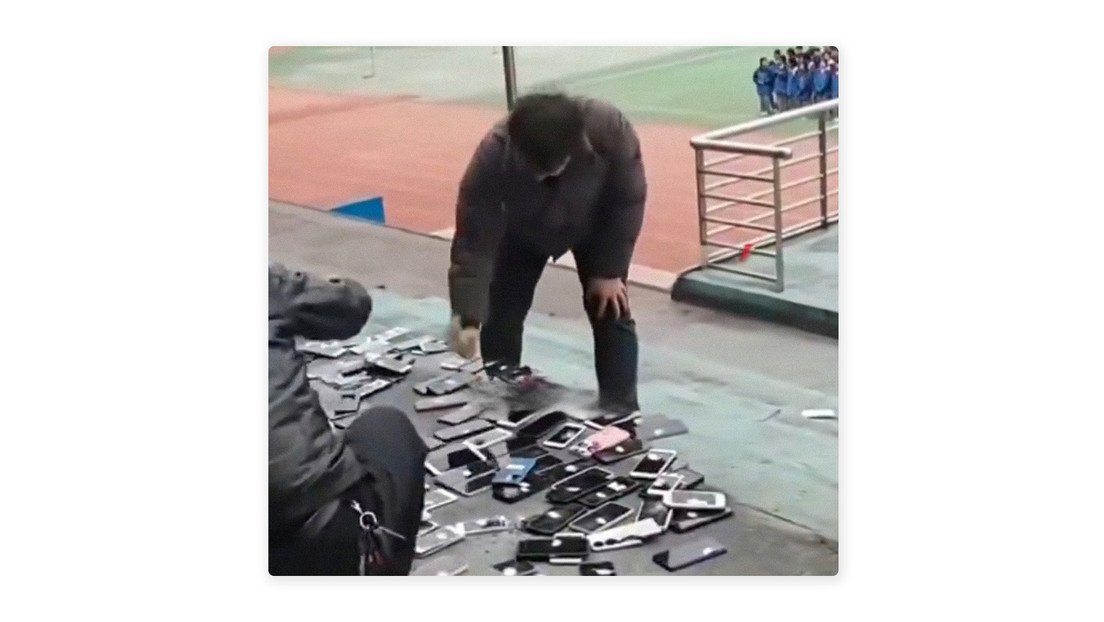 En China, profesores destrozan decenas de celulares delante de estudiantes; buscan disuadir de llevar móviles a la escuela