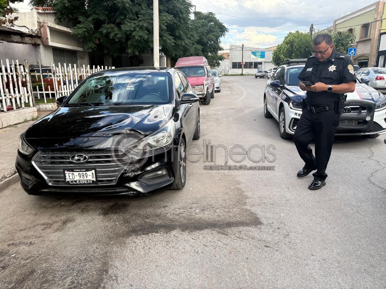 Conductor ebrio choca contra poste, huye y es ubicado por agentes viales