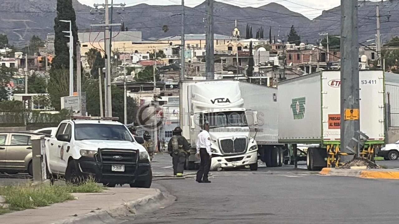 Tráiler rompe tubería y desata fuga de gas en maquiladora al norte de la ciudad
