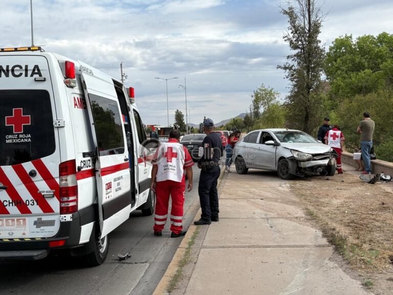 Choque en Vialidad Sacramento deja daños materiales, una conductora con lesiones leves