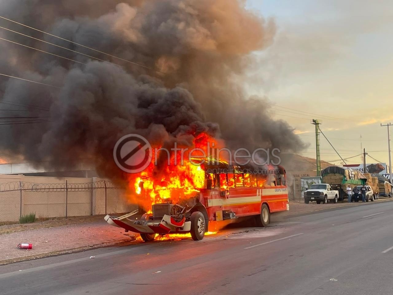 Camión de transporte de personal se incendia por falla mecánica en Silvestre Terrazas