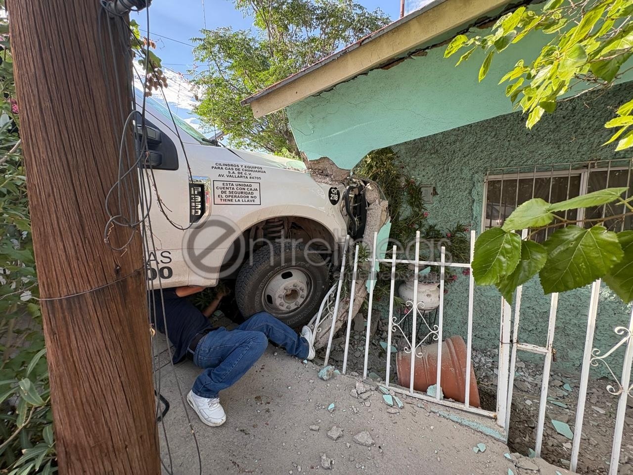 Camión de gas se impacta contra vivienda en la colonia Campesina; no hubo lesionados