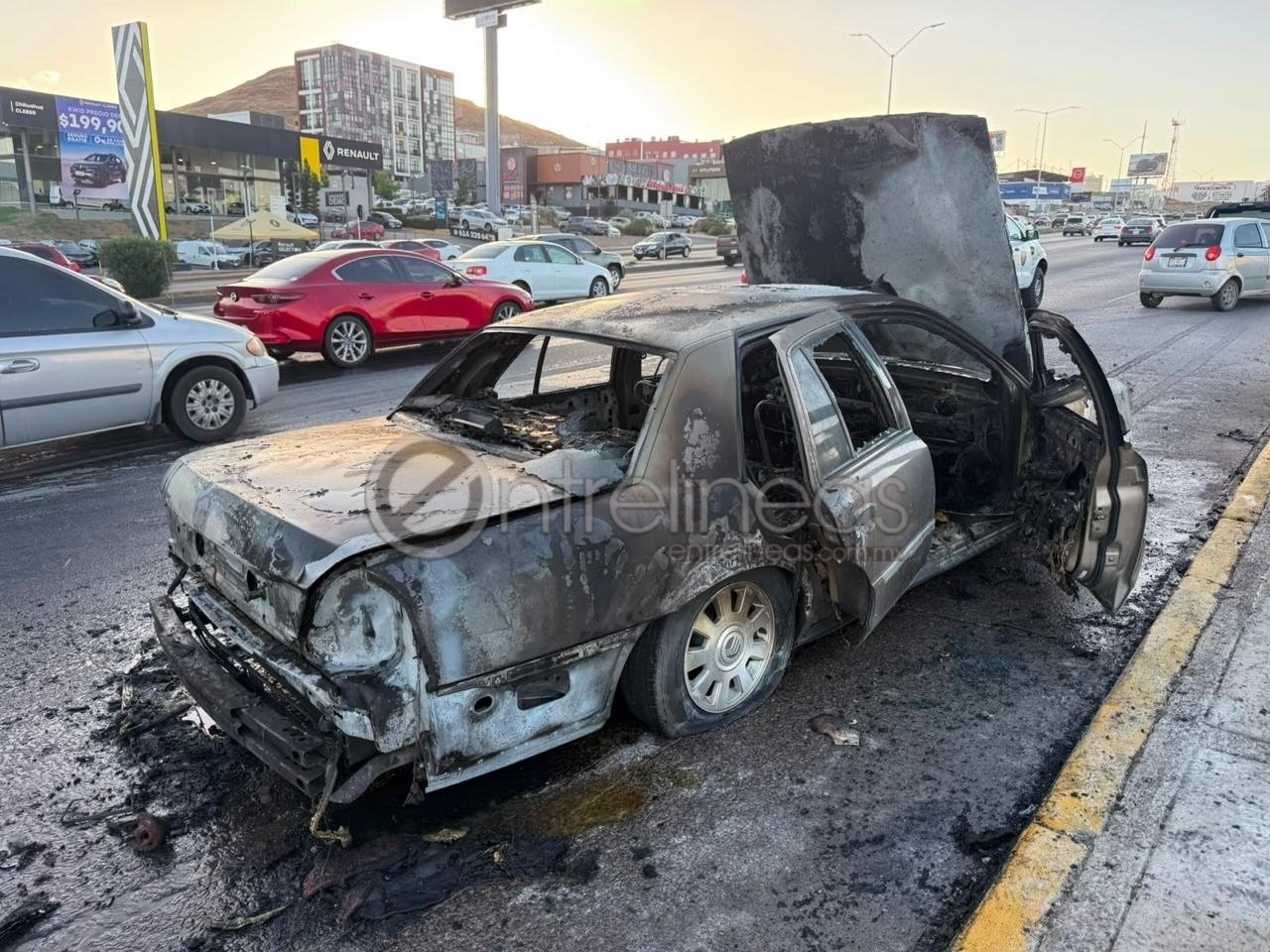 Se incendia automóvil en el Periférico de la Juventud; no hubo lesionados
