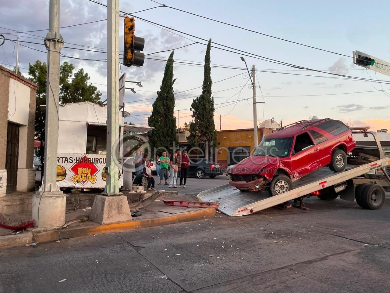 Aparatoso choque en la Vialidad Chepe deja daños en puesto de comida