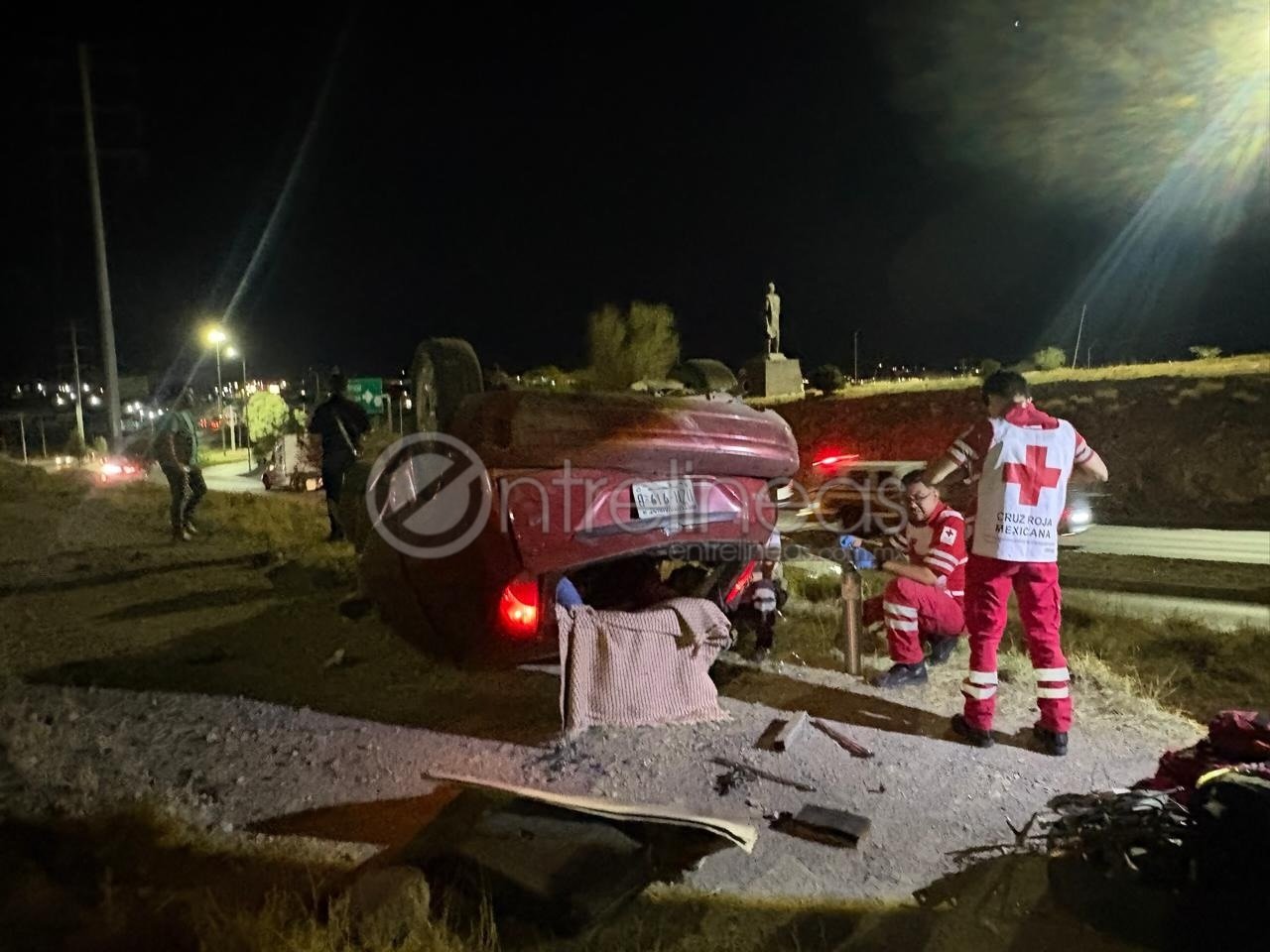 Conductor queda atrapado tras volcadura en Silvestre Terrazas