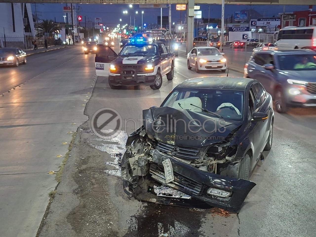 Conductor pierde el control y choca contra muro de contención en la avenida Tecnológico