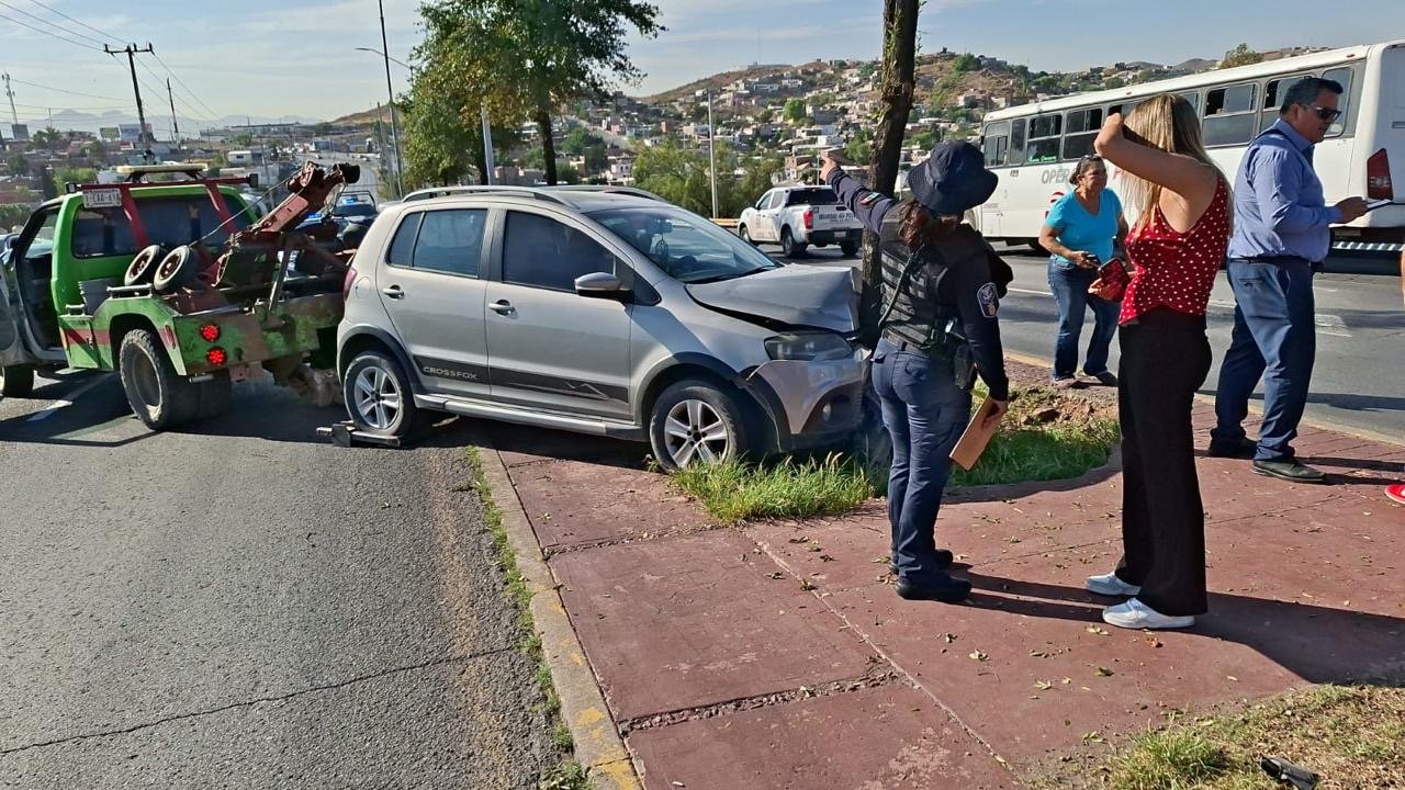 Choca conductora sobre avenida Pacheco; resulta ilesa
