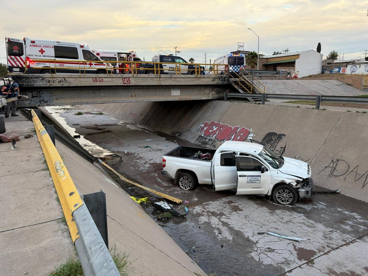 Dos personas resultan lesionadas tras volcadura de pickup en la vialidad Los Nogales