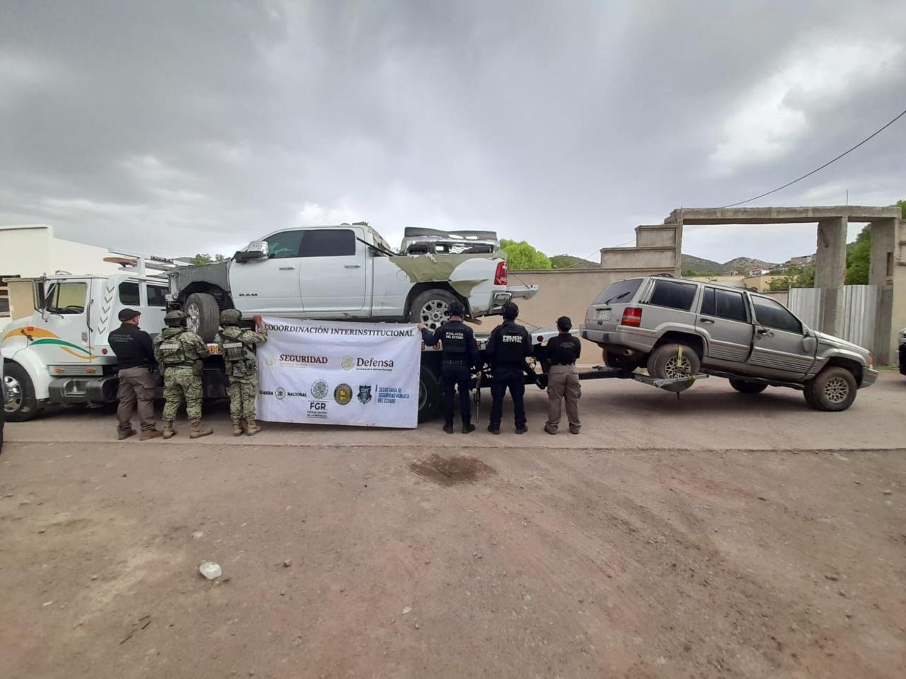 Aseguran 7 vehículos tras orden de cateo en Santa Bárbara, uno blindado
