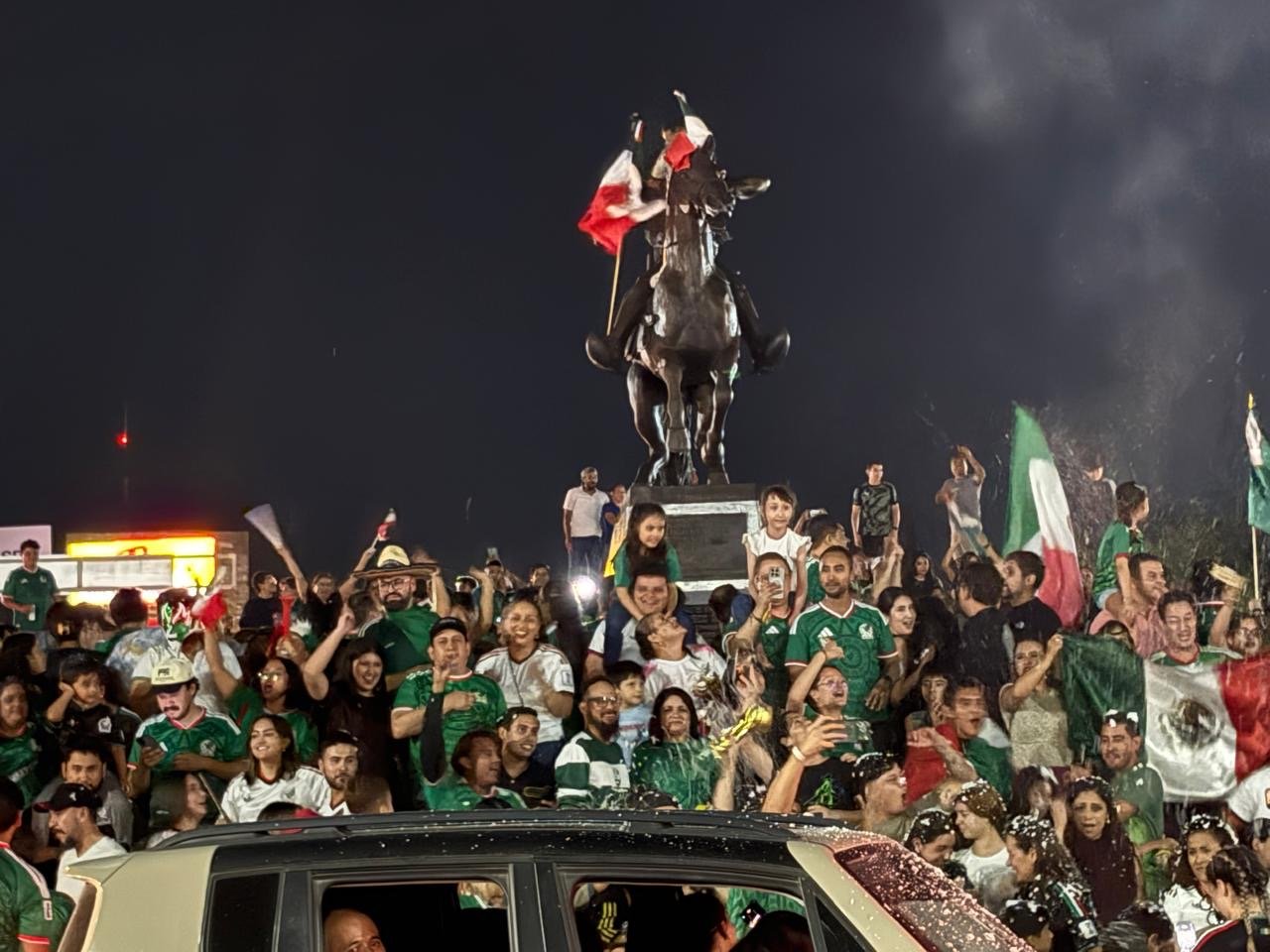 Abarrotan aficionados la glorieta de Pancho Villa tras triunfo de México sobre Corea del Sur