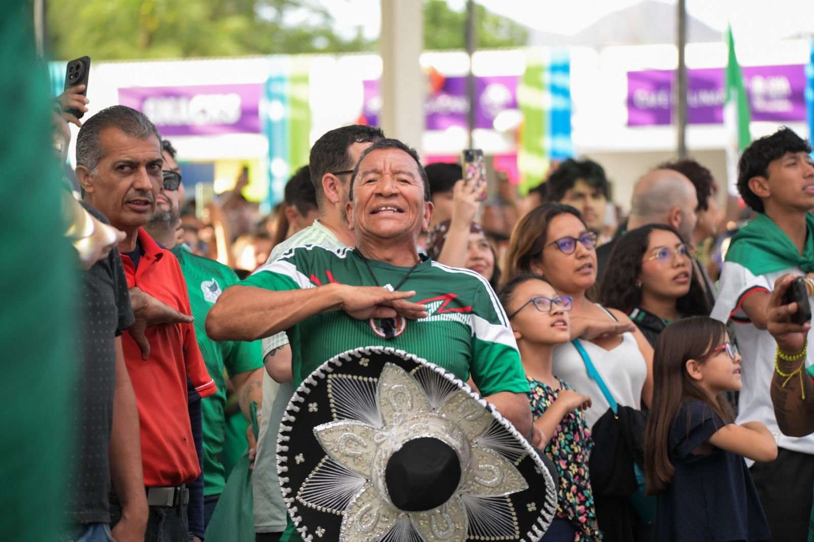 Disfrutan chihuahuenses del segundo partido de la Selección Mexicana en la Fiesta Mundialista en Plaza del Ángel