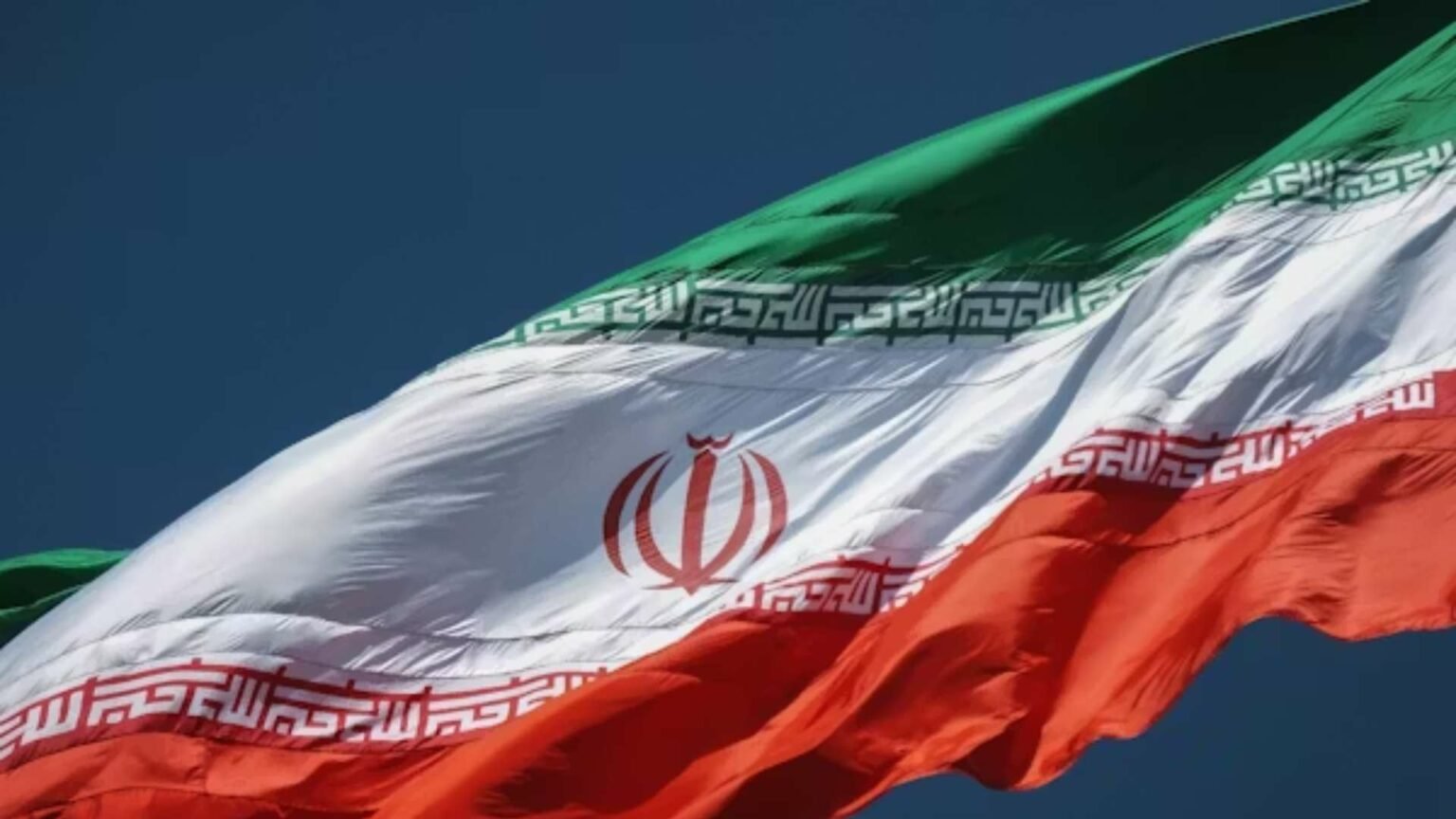 Irán anuncia el cierre del estrecho de Ormuz por los ataques de Israel en sur del Líbano