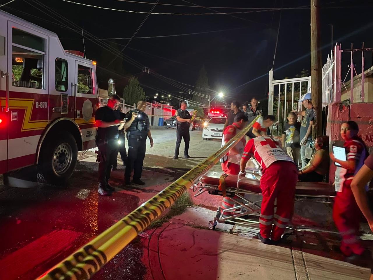 Incendio consume vivienda en la colonia Ramón Reyes; vecino rescata a tres menores y resulta lesionado