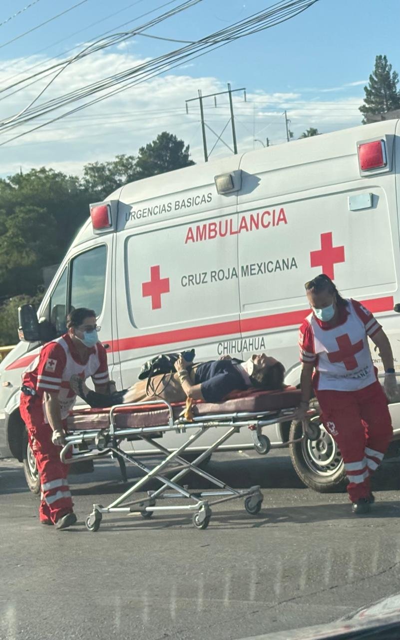 Vuelca conductora tras fuerte choque con camioneta de empresa en la prolongación Teófilo Borunda