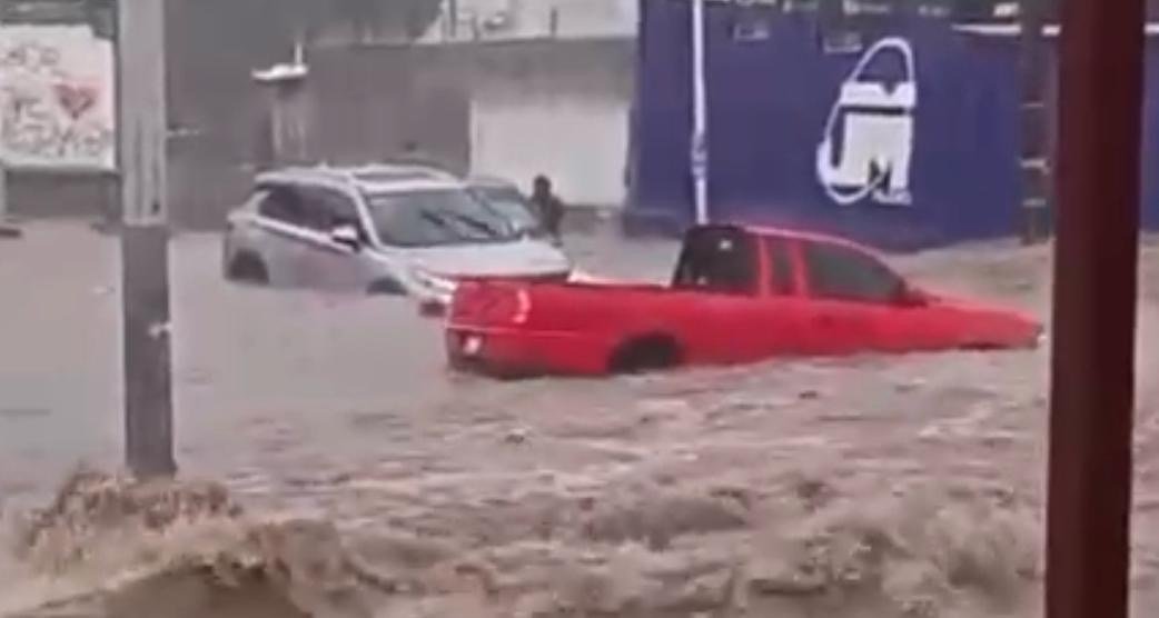 Aguacero deja primeros autos varados al sur de la capital; reportan incidente en Nueva España y calle 20