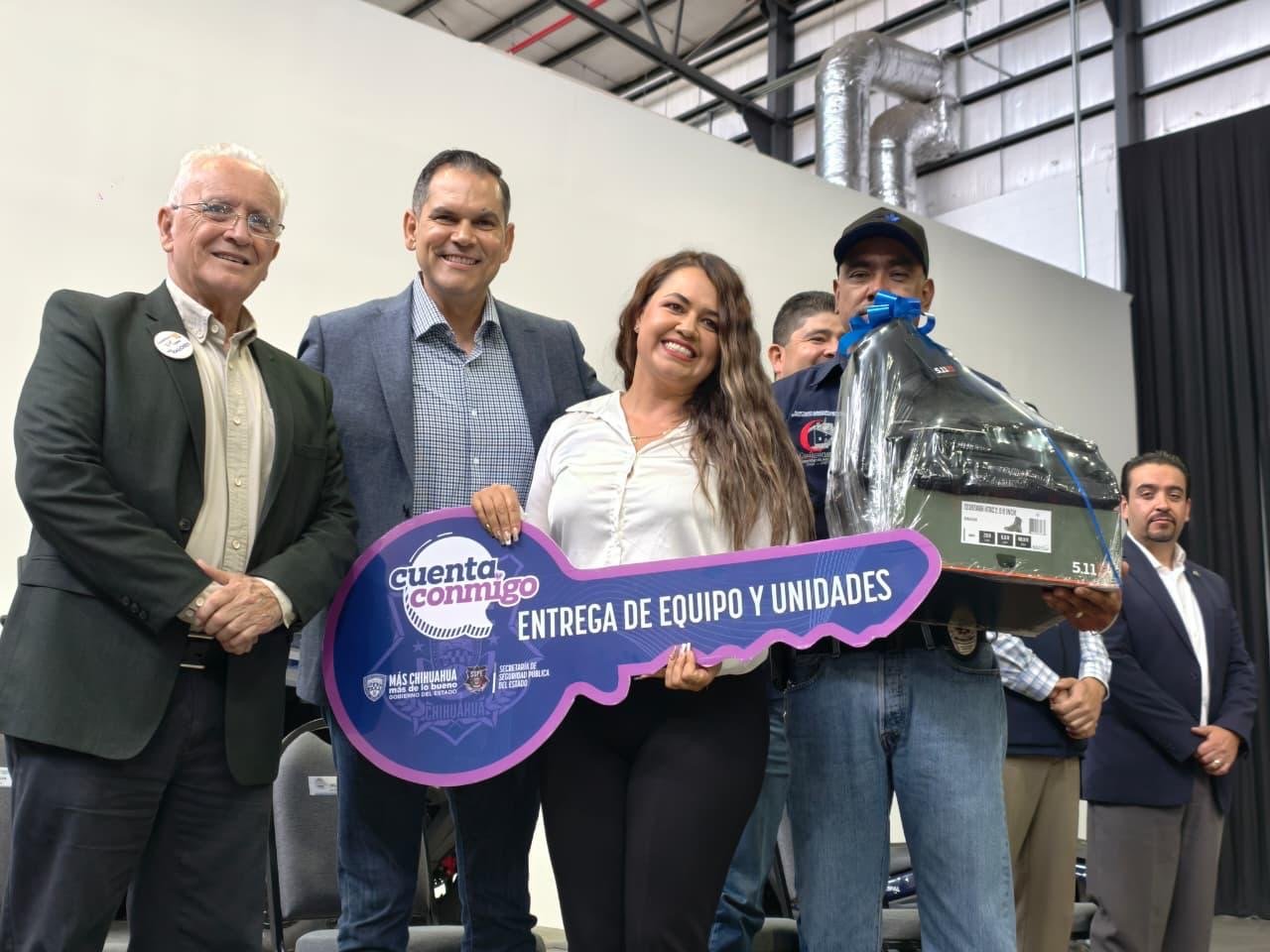 Entrega Gilberto Loya equipo, uniformes y unidades a 275 policías municipales de la zona occidente
