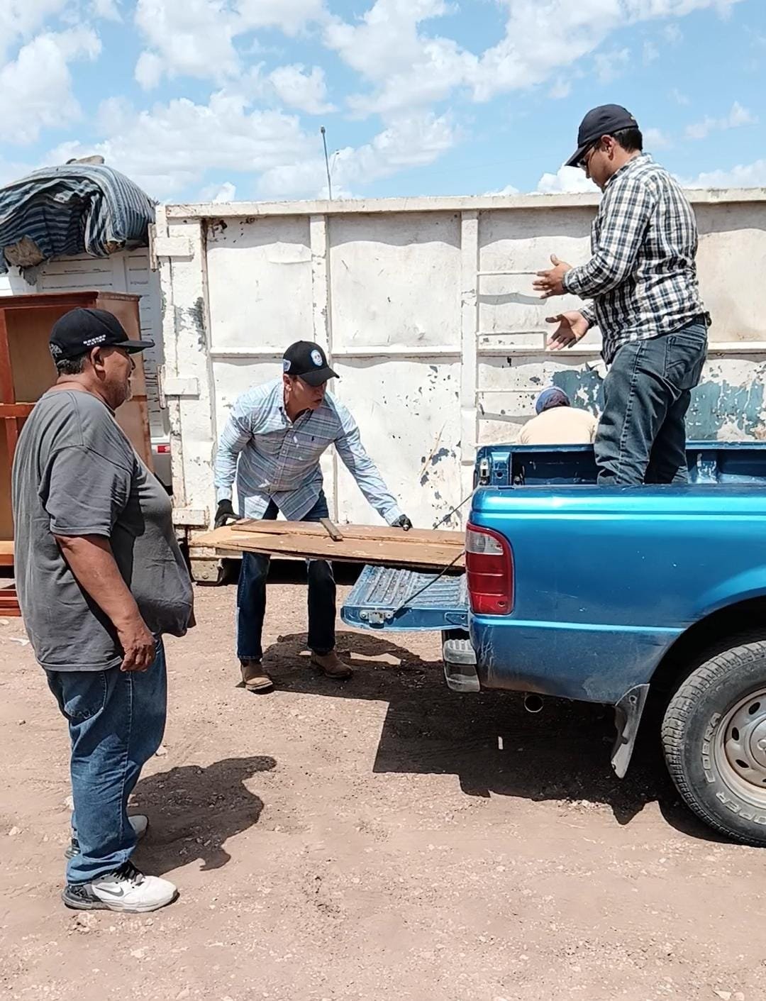 Mega Destilichadero llega a Punta Oriente; De Lamadrid supervisa operativo de limpieza