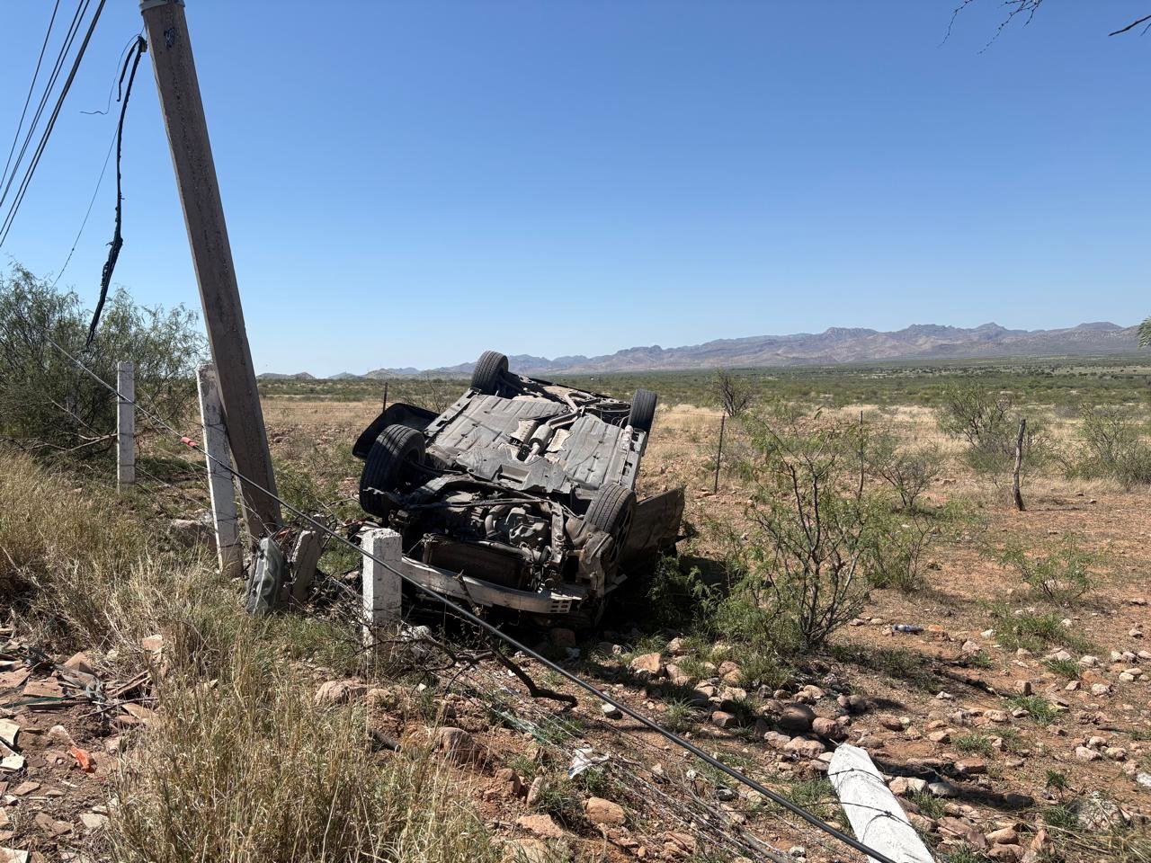 Abandonan vehículo tras volcadura en la carretera Chihuahua–Delicias