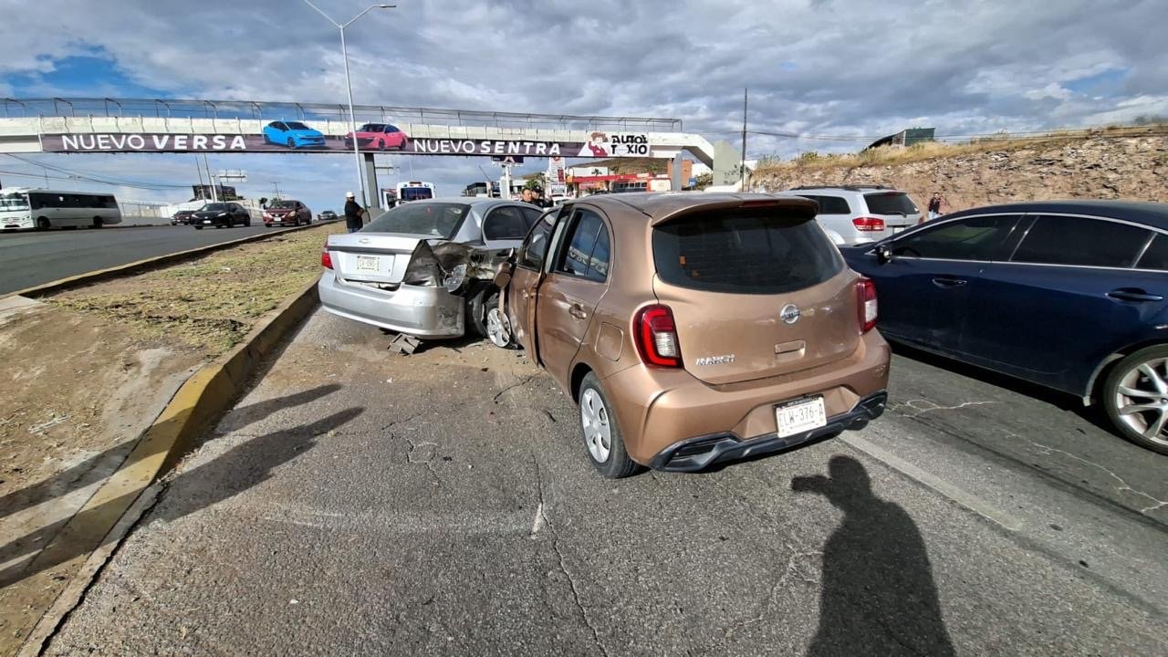 Exceso de velocidad provoca choque frontal en el Periférico de la Juventud; dos mujeres  lesionadas