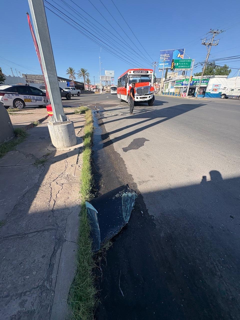 Camión urbano impacta a automóvil en el cruce de las calles 66 y Zarco; una mujer lesionada