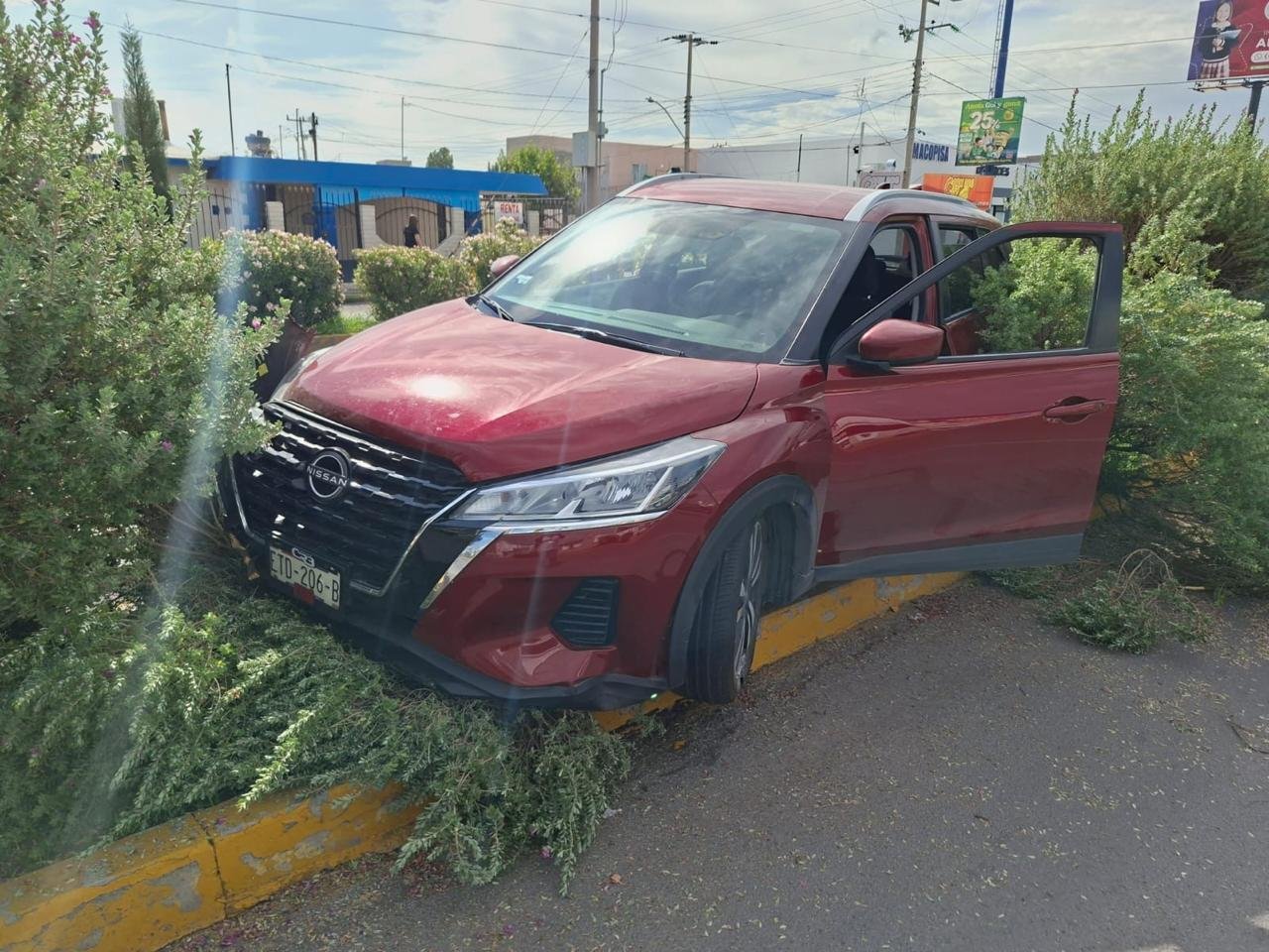 Camioneta termina sobre el camellón tras falla al realizar vuelta en U en la Ortiz Mena