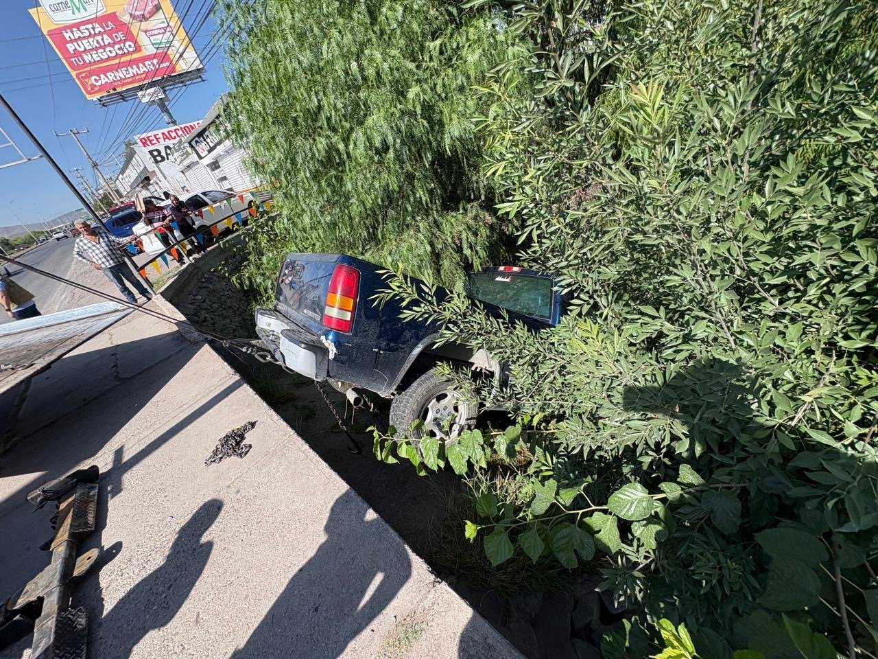Se desbarranca camioneta a arroyo en la Silvestre Terrazas; conductora resulta ilesa