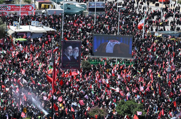 Tiroteo en Mashhad deja dos muertos durante funeral de Jameneí; autoridades descartan atentado