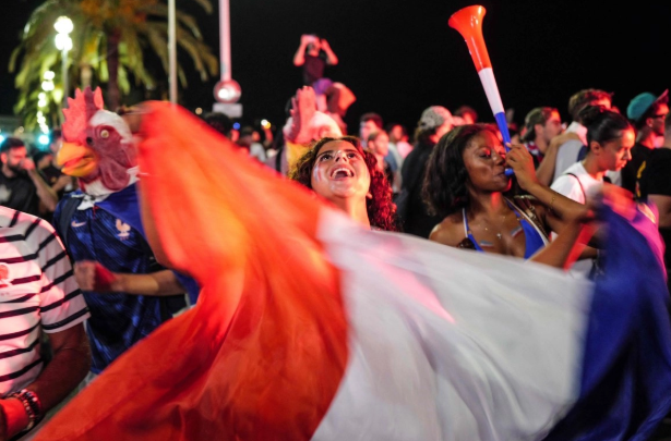 Adolescente muere al caer de un camión durante festejos de Francia en el Mundial