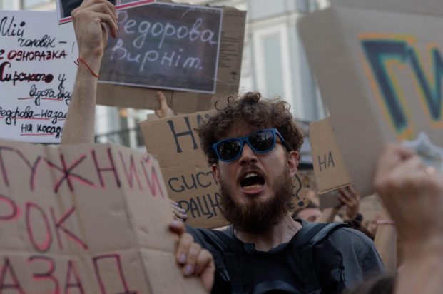 Zelensky enfrenta protestas por destitución del ministro de Defensa en plena crisis militar en Ucrania