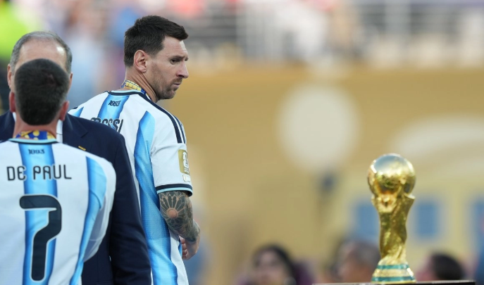 Messi arriba a Argentina tras perder la final del Mundial; “la herida tardará en sanar”, afirma el rosarino