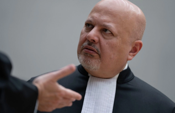 Corte Penal Internacional destituye al fiscal británico Karim Khan por presunta conducta sexual inapropiada