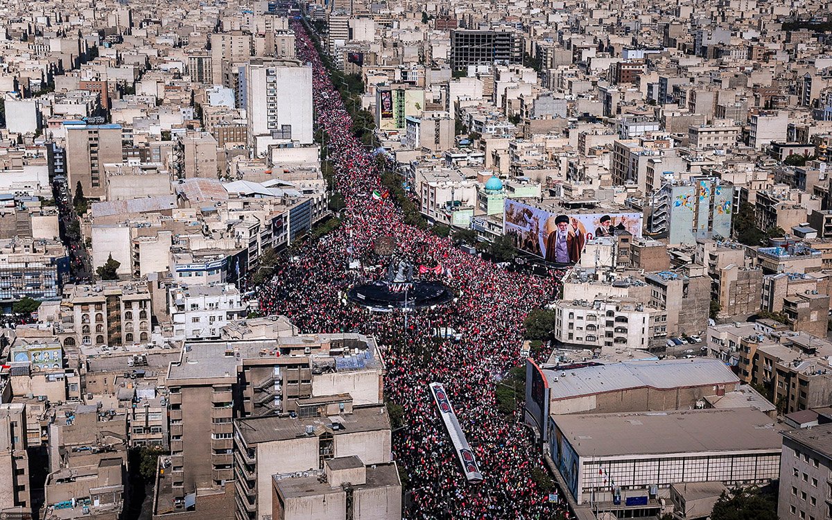 Millones de iraníes despiden al ayatolá Alí Jameneí en una multitudinaria procesión fúnebre en Teherán