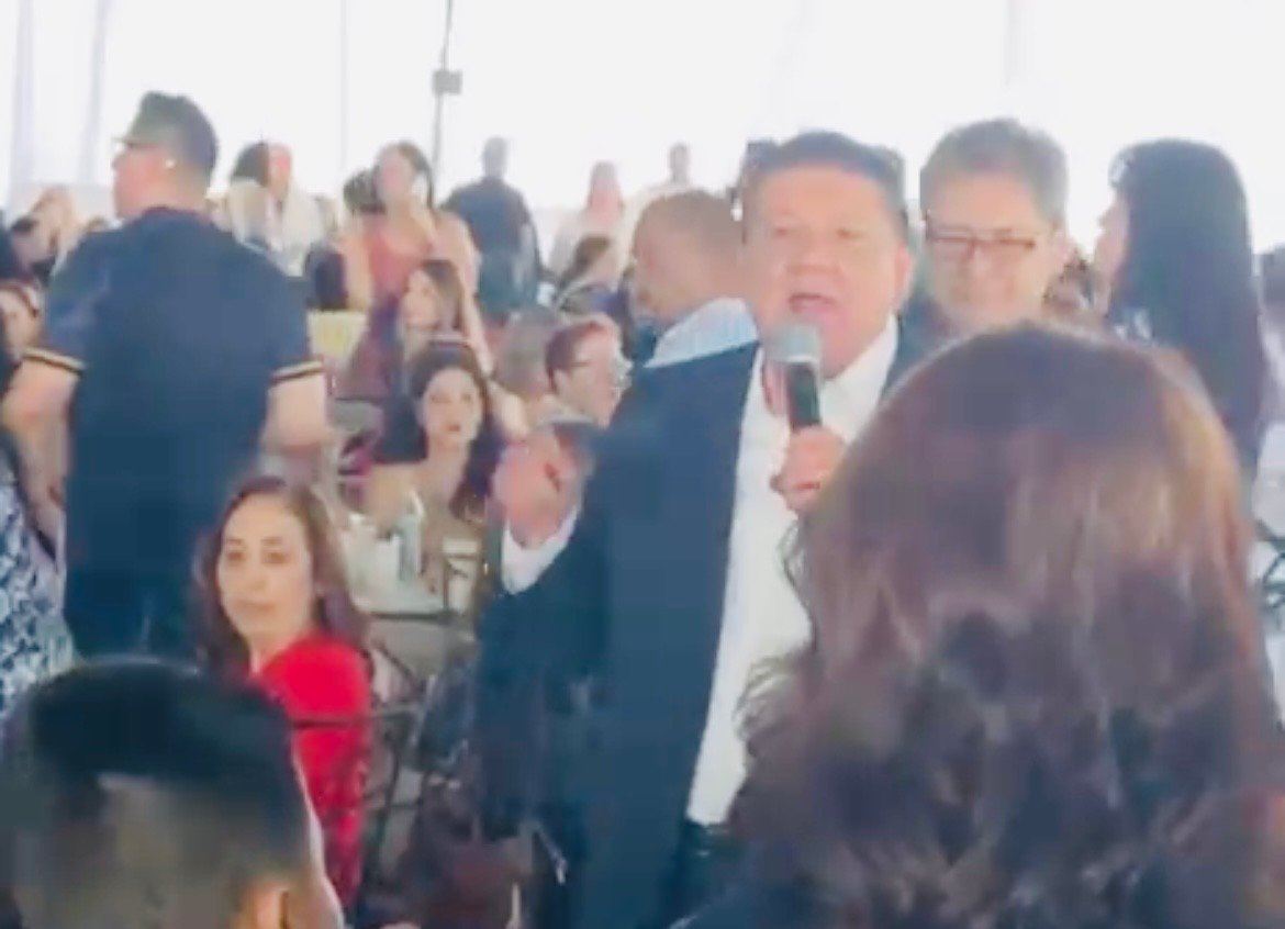 Abarrotan mujeres evento convocado por César Jáuregui en el Lago Di Como; se disculpa con asistentes que se quedaron fuera
