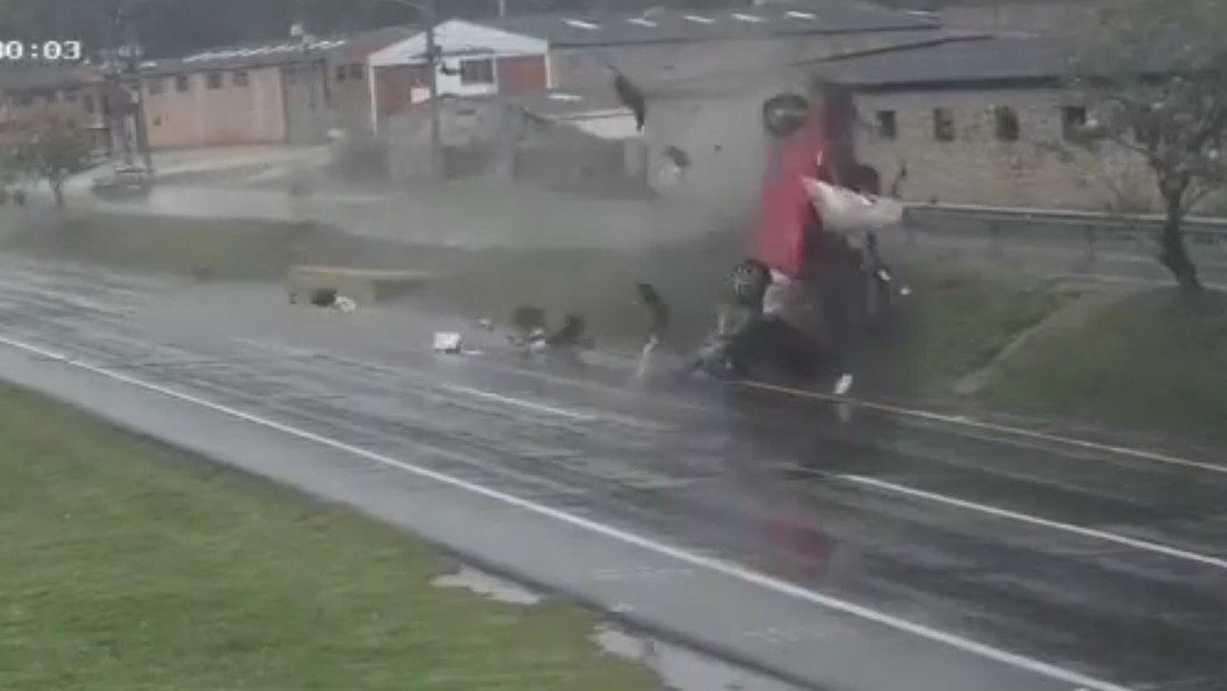 Increíblemente sobrevivió: captan momento en que un conductor sale disparado de un vehículo tras choque volcadura