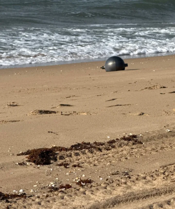 Esferas misteriosas en playa de Australia podrían ser desechos espaciales que cayeron de vuelta a la Tierra