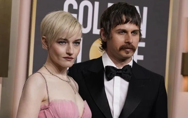 Pone Julia Garner fin a su matrimonio con Mark Foster